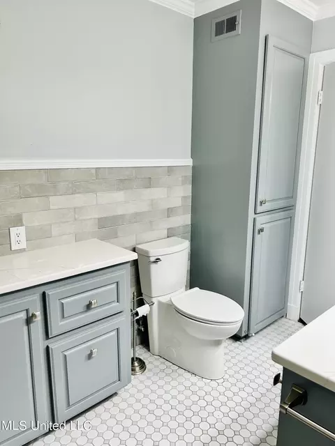 Bath - 2404 Audubon Dr, Laurel, MS 39440 photo 2 of 3