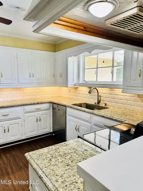 Kitchen - 2404 Audubon Dr, Laurel, MS 39440 photo 2 of 4