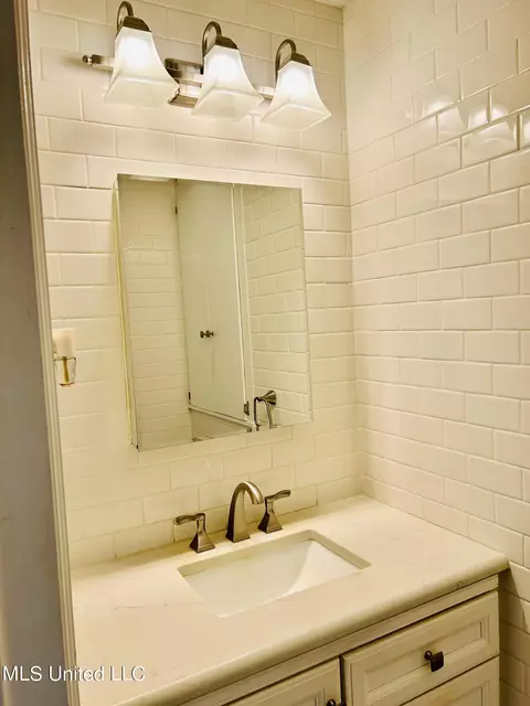 Bath - 2404 Audubon Dr, Laurel, MS 39440 photo 3 of 3