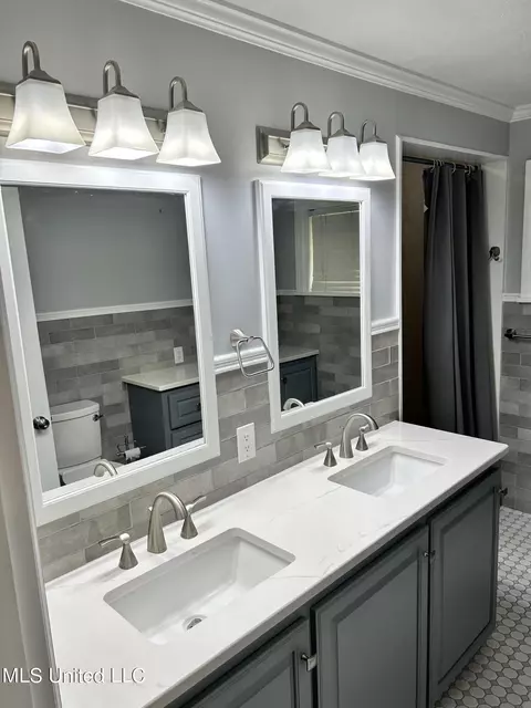 Bath - 2404 Audubon Dr, Laurel, MS 39440 photo 1 of 3