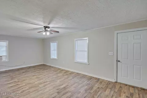 Living - 630 Robinhood Rd, Jackson, MS 39206 photo 2 of 4