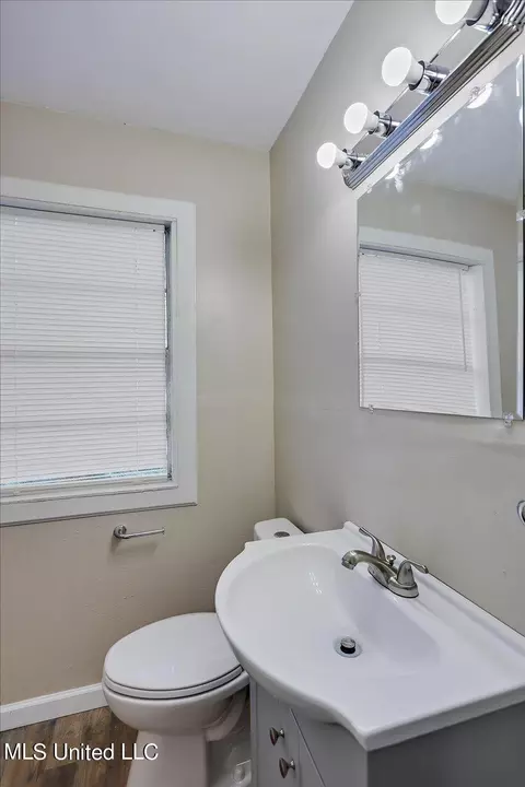 Bath - 630 Robinhood Rd, Jackson, MS 39206 photo 2 of 3