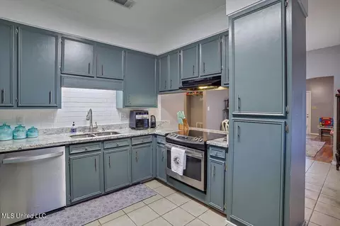Kitchen - 979 Bradford Pointe, Madison, MS 39110 photo 3 of 4
