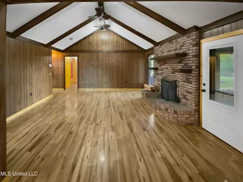 Living - 4153 Springfield Rd, Morton, MS 39117 photo 2 of 5