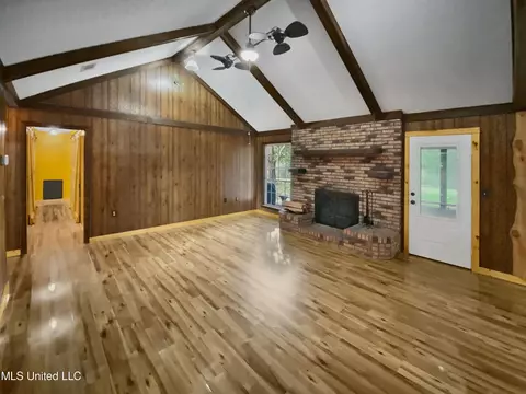 Living - 4153 Springfield Rd, Morton, MS 39117 photo 4 of 5