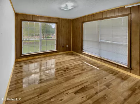 Living - 4153 Springfield Rd, Morton, MS 39117 photo 3 of 5