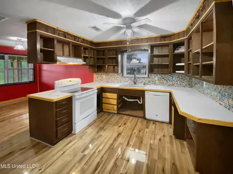 Kitchen - 4153 Springfield Rd, Morton, MS 39117 photo 2 of 2
