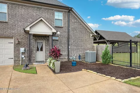 Exterior - 3219 Mckenna Way, Hernando, MS 38632 photo 2 of 10
