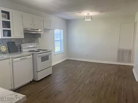 Dining - 241 Berry Lott Rd, Mount Olive, MS 39119 photo 2 of 2