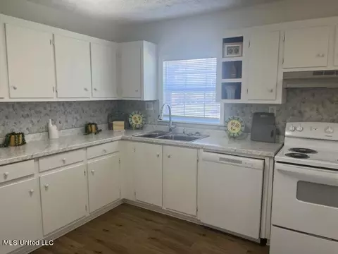 Kitchen - 241 Berry Lott Rd, Mount Olive, MS 39119 photo 2 of 3