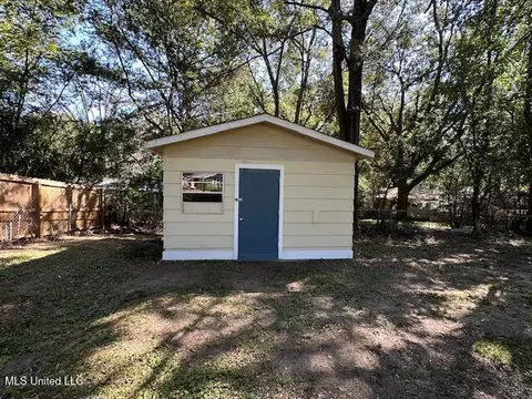 Exterior - 2926 Meadow Forest Dr, Jackson, MS 39212 photo 10 of 12
