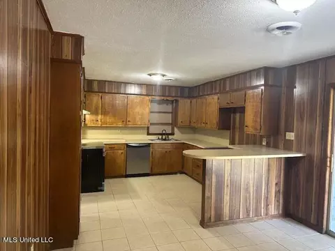 Kitchen - 2926 Meadow Forest Dr, Jackson, MS 39212 photo 2 of 2