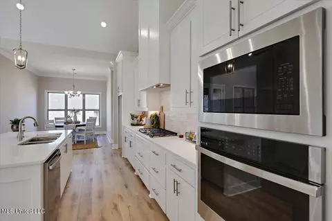 Kitchen - 700 Radiance Pl, Brandon, MS 39042 photo 3 of 3