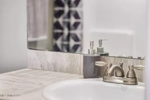 Bath - 984 Filmore Dr, Brandon, MS 39042 photo 4 of 5