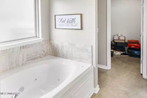 Bath - 984 Filmore Dr, Brandon, MS 39042 photo 1 of 5
