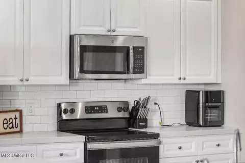 Kitchen - 984 Filmore Dr, Brandon, MS 39042 photo 3 of 5