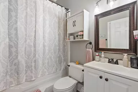 Bath - 1910 Green Village Dr, Hernando, MS 38632 photo 3 of 4