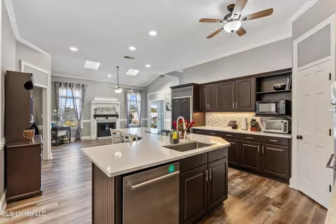 Kitchen - 1910 Green Village Dr, Hernando, MS 38632 photo 2 of 2