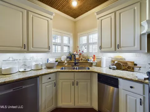 Kitchen - 159 Millhouse Drive Dr, Madison, MS 39110 photo 3 of 3