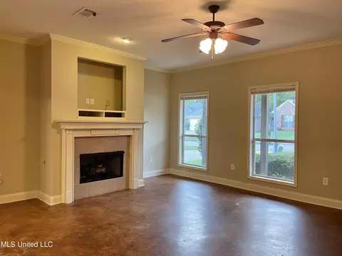 Living - 644 Westhill Road Rd, Brandon, MS 39042 photo 2 of 5
