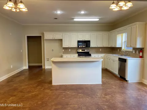 Kitchen - 644 Westhill Road Rd, Brandon, MS 39042 photo 2 of 3