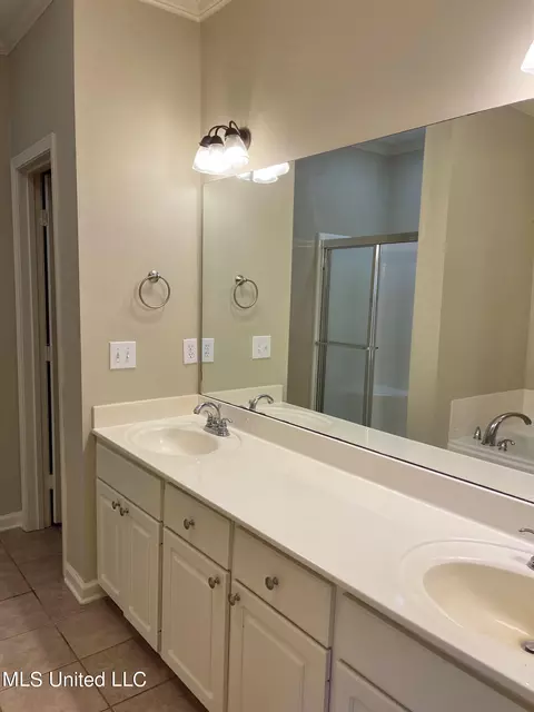 Bath - 644 Westhill Road Rd, Brandon, MS 39042 photo 1 of 4