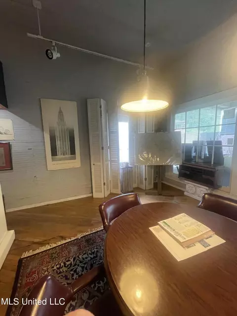 Dining - 944 Poplar Blvd, Jackson, MS 39202 photo 3 of 5