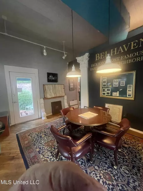 Dining - 944 Poplar Blvd, Jackson, MS 39202 photo 2 of 5