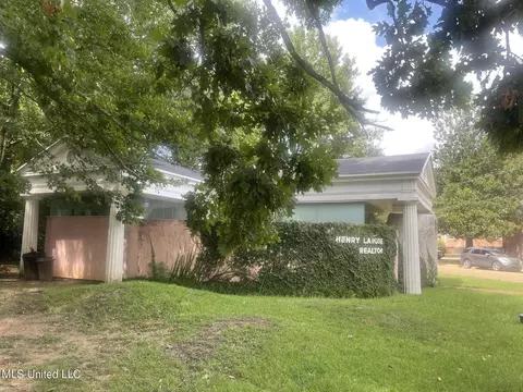 Exterior - 944 Poplar Blvd, Jackson, MS 39202 photo 2 of 8