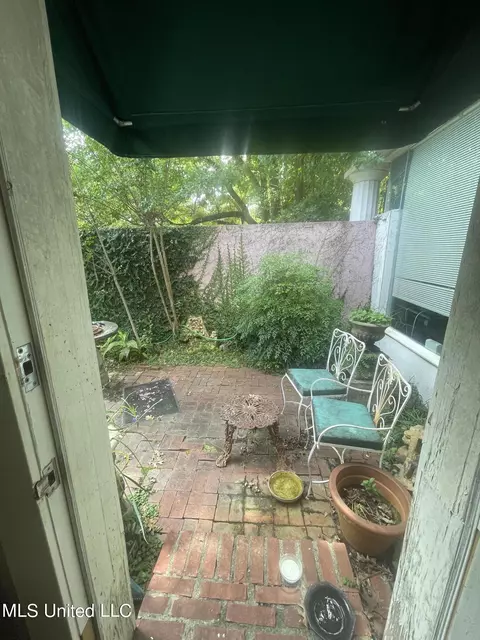 Exterior - 944 Poplar Blvd, Jackson, MS 39202 photo 3 of 8