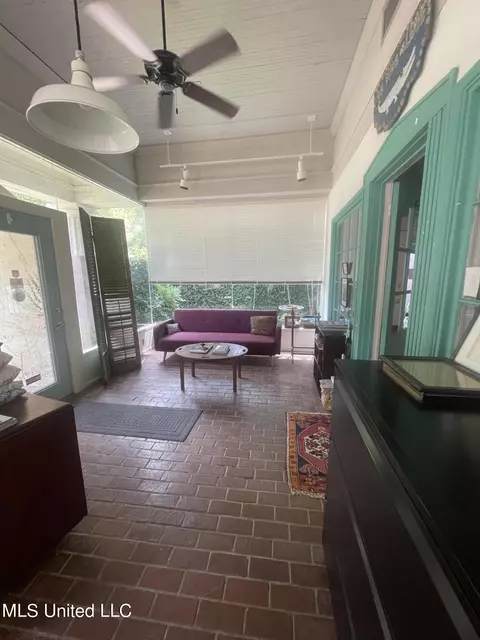 Exterior - 944 Poplar Blvd, Jackson, MS 39202 photo 4 of 8