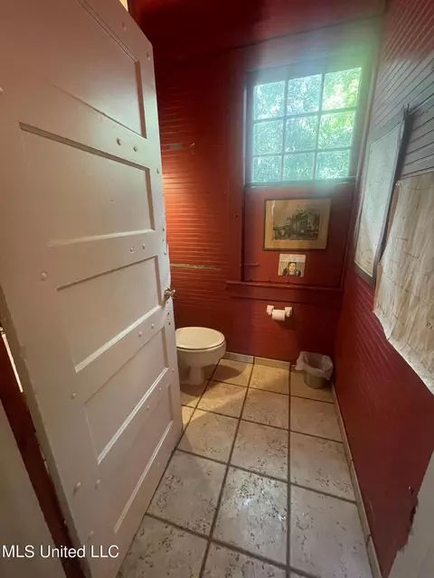 Bath - 944 Poplar Blvd, Jackson, MS 39202 photo 1 of 1