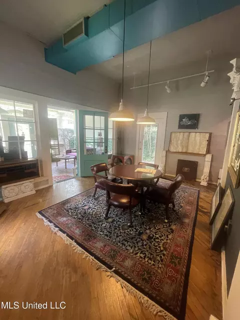 Dining - 944 Poplar Blvd, Jackson, MS 39202 photo 5 of 5