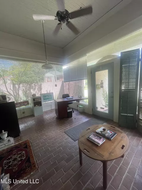 Exterior - 944 Poplar Blvd, Jackson, MS 39202 photo 5 of 8