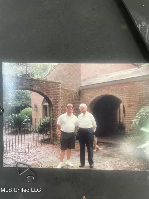 Exterior - 944 Poplar Blvd, Jackson, MS 39202 photo 7 of 8