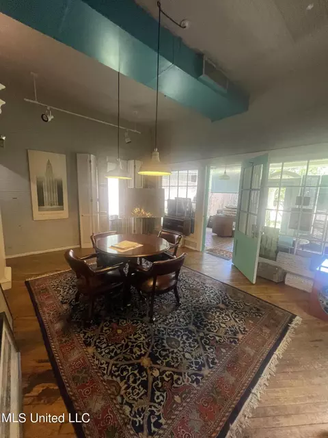 Dining - 944 Poplar Blvd, Jackson, MS 39202 photo 4 of 5