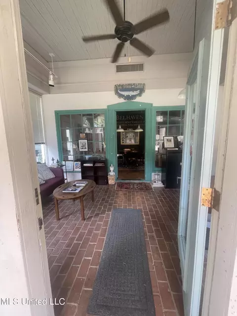Exterior - 944 Poplar Blvd, Jackson, MS 39202 photo 6 of 8