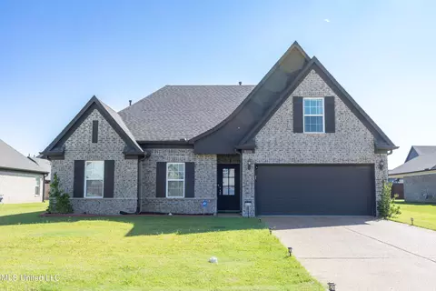 8668 Lois Ln, Southaven, MS 38672