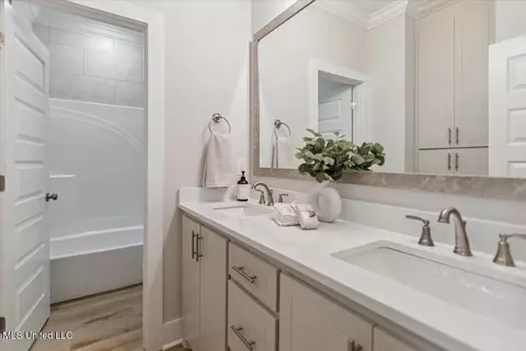 Bath - 1016 Kensington Dr, Flowood, MS 39232 photo 2 of 3