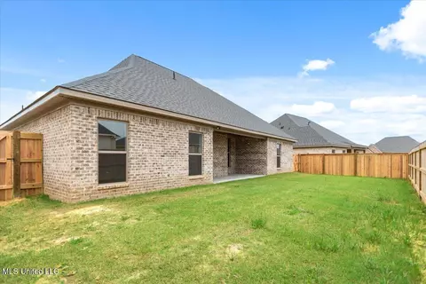 Exterior - 1016 Kensington Dr, Flowood, MS 39232 photo 4 of 5