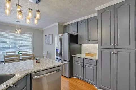Kitchen - 402 Green Tree Pl, Flowood, MS 39232 photo 4 of 5