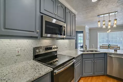 Kitchen - 402 Green Tree Pl, Flowood, MS 39232 photo 2 of 5