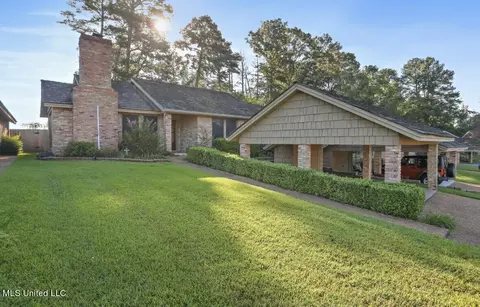 18 Club Oaks Cir, Pearl, MS 39208