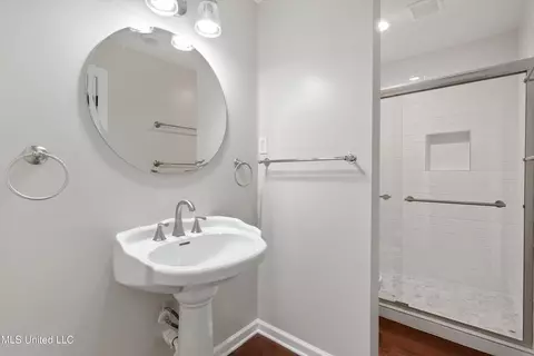 Bath - 412 Bedford Ln, Hernando, MS 38632 photo 6 of 7