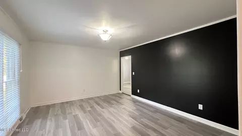 Living - 420 Ruffin Dr, Sardis, MS 38666 photo 2 of 4