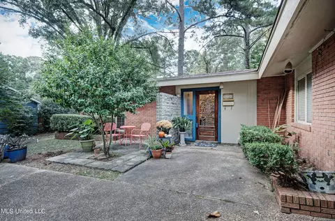 5216 Saratoga Dr, Jackson, MS 39211