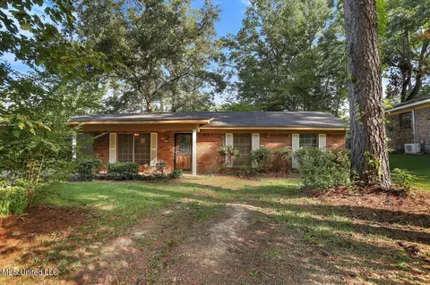 338 Lake Of Pines Dr, Jackson, MS 39206