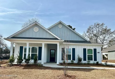 18405 Springhill Dr, Saucier, MS 39574