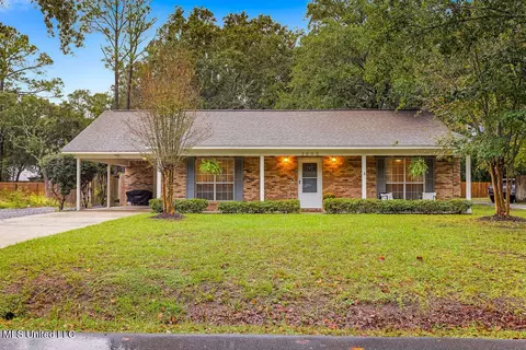 1605 S 7th St, Ocean Springs, MS 39564