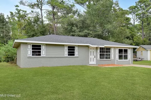 2236 Woodside Dr, Gautier, MS 39553